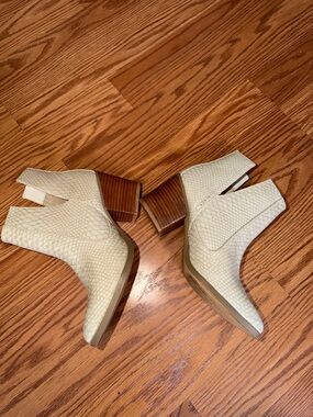 Francesca's Collections Cream Textured Cutout Ankle Boots